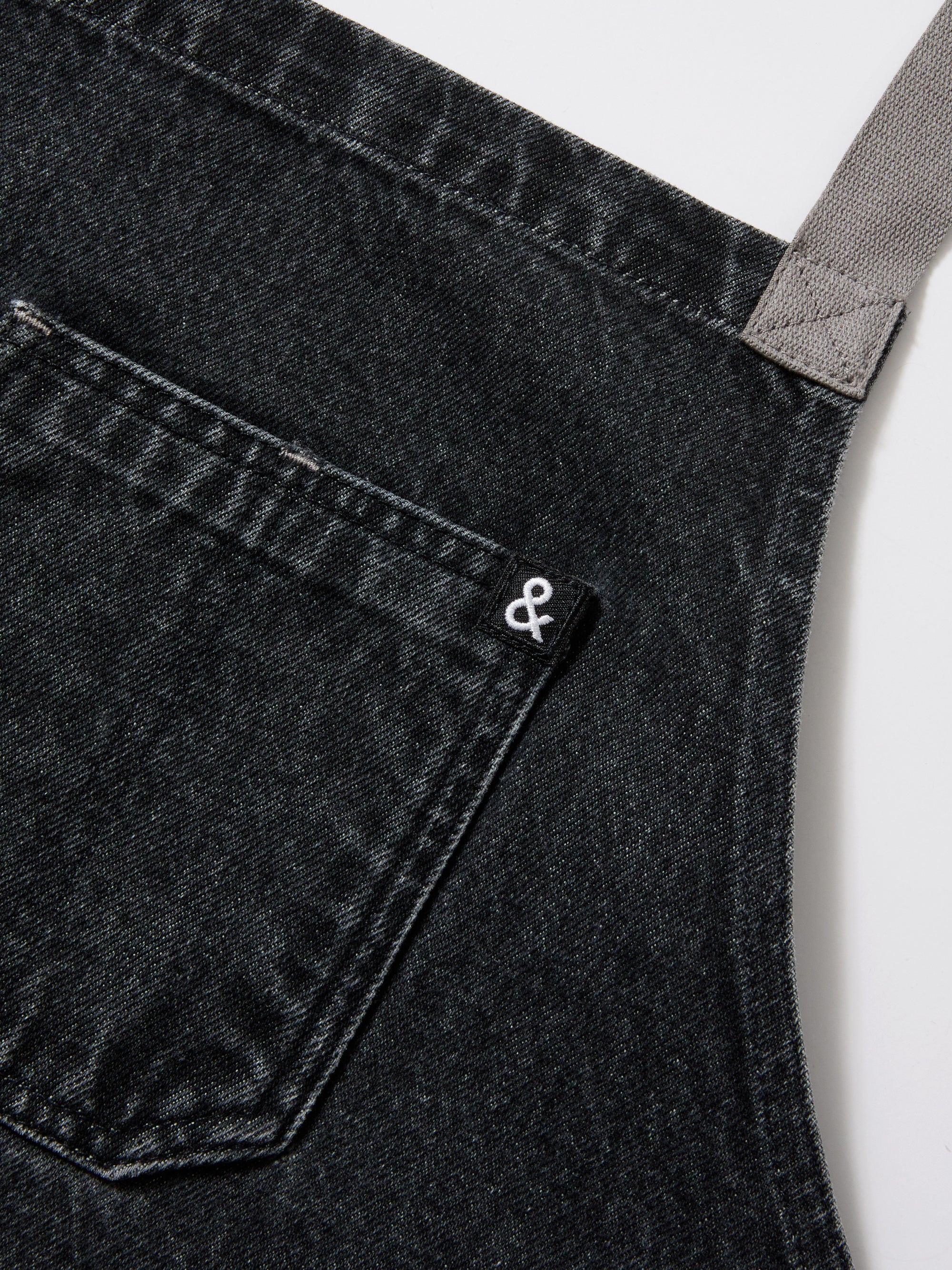 A close up shot of a Hedley & Bennett Oyster Denim Crossback Apron.