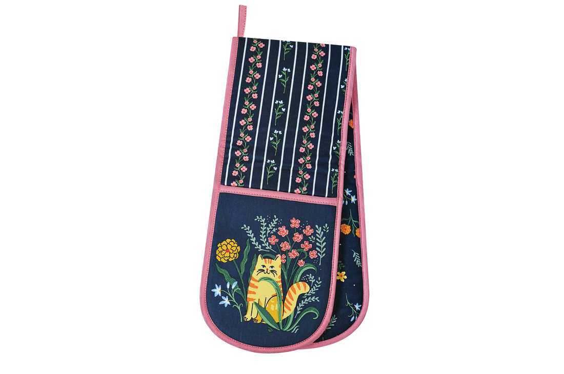 An Ulster Weavers Double Oven Mitt in the Marmalade Meadow pattern pictured over a white background